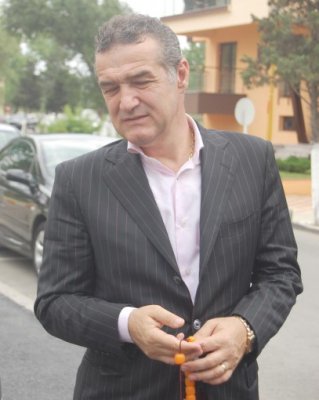 Avocatul lui Becali: Dacă nu se tratează imediat riscă să paralizeze